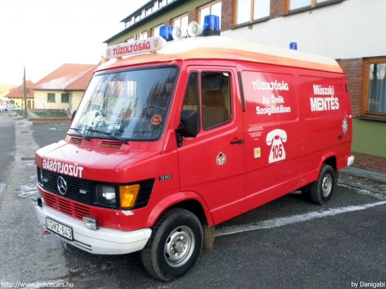 Mercedes-Benz 310, Veszprémvarsányi Önkéntes Tûzoltó Egyesület, fotó: Danigabi
Keywords: tûzoltóautó ÖTE tûzoltóság tûzoltó magyar Magyarország GMZ-643 fire firetruck Hungary hungarian