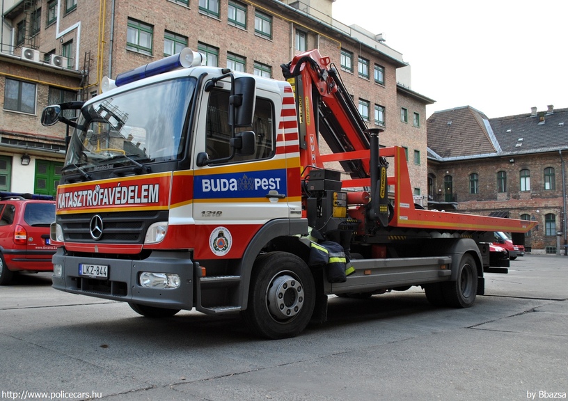 Mercedes-Benz Atego 1218, [url=http://fovaros.katved.hu/]Fõvárosi Katasztrófavédelmi Igazgatóság[/url], fotó: Bbazsa
Keywords: tûzoltóautó tûzoltóság tûzoltó magyar Magyarország katasztrófavédelem LKZ-844 fire firetruck Hungary hungarian