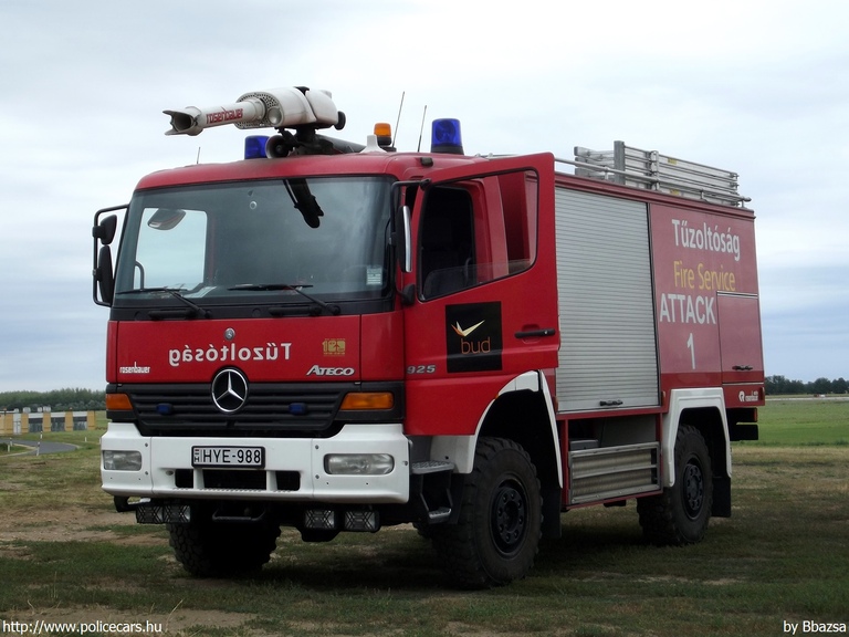 Mercedes-Benz Atego 925, [url=http://fovaros.katved.hu/]Fõvárosi Katasztrófavédelmi Igazgatóság[/url], Dél-pesti Katasztrófavédelmi Kirendeltség, Budapest Airport (Ferihegy) Repülõtéri Tûzoltóság, fotó: Bbazsa
Keywords: tûzoltóautó tûzoltóság tûzoltó magyar Magyarország katasztrófavédelem létesítményi HYE-988 fire firetruck Hungary hungarian
