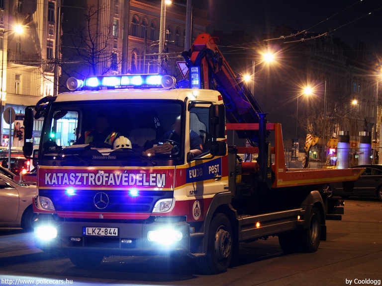 Mercedes-Benz Atego 1218, Fõvárosi Katasztrófavédelmi Igazgatóság, fotó: Cooldogg
Keywords: tûzoltó tûzoltóautó tûzoltóság magyar Magyarország katasztrófavédelem LKZ-844 fire firetruck Hungary hungarian