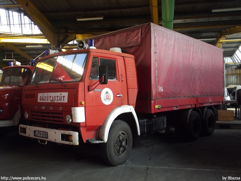 Kamaz 53212, Országos Katasztrófavédelmi Fõigazgatóság, fotó: Bbazsa
Keywords: tûzoltóautó tûzoltóság tûzoltó katasztrófavédelem magyar Magyarország LPA-658 fire firetruck Hungary hungarian