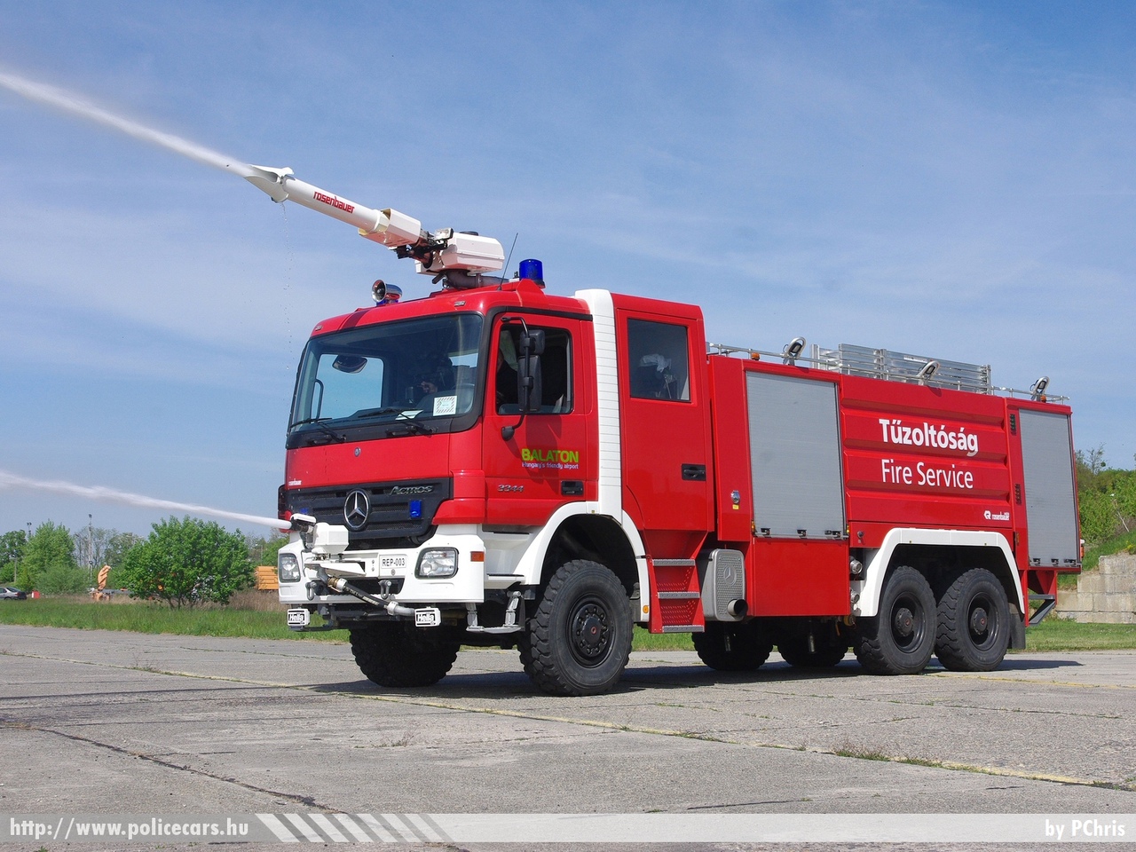 Mercedes-Benz Actros 3344 Rosenbauer Buffalo FLF 7000/250, Hévíz-Balaton Airport (Sármellék repülõtér), fotó: PChris
Keywords: tûzoltóautó tûzoltóság tûzoltó magyar Magyarország létesítményi fire firetruck Hungary hungarian