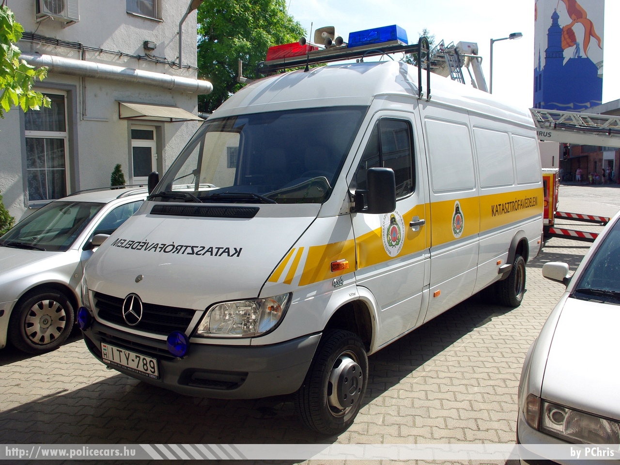 Mercedes-Benz Sprinter, Gyõr-Moson-Sopron Megyei Katasztrófavédelmi Igazgatóság, fotó: PChris
Keywords: tûzoltóautó tûzoltó tûzoltóság magyar Magyarország katasztrófavédelem fire firetruck Hungary hungarian ITY-789