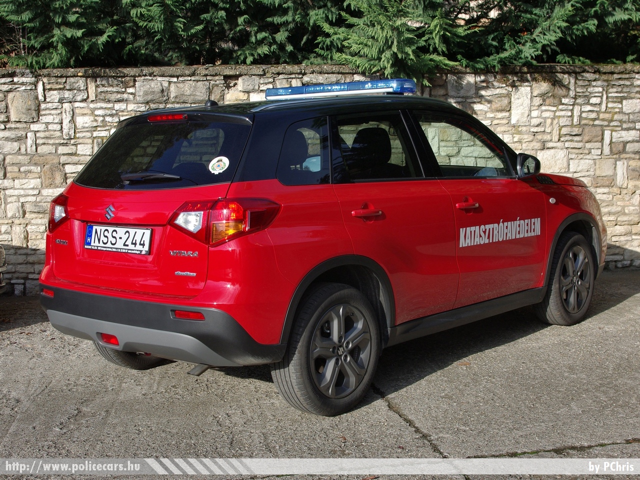 Suzuki Vitara, Komárom-Esztergom Megyei Katasztrófavédelmi Igazgatóság, Esztergomi Katasztrófavédelmi Kirendeltség, fotó: PChris
Keywords: tûzoltóautó tûzoltó tûzoltóság magyar Magyarország katasztrófavédelem fire firetruck Hungary hungarian NSS-244