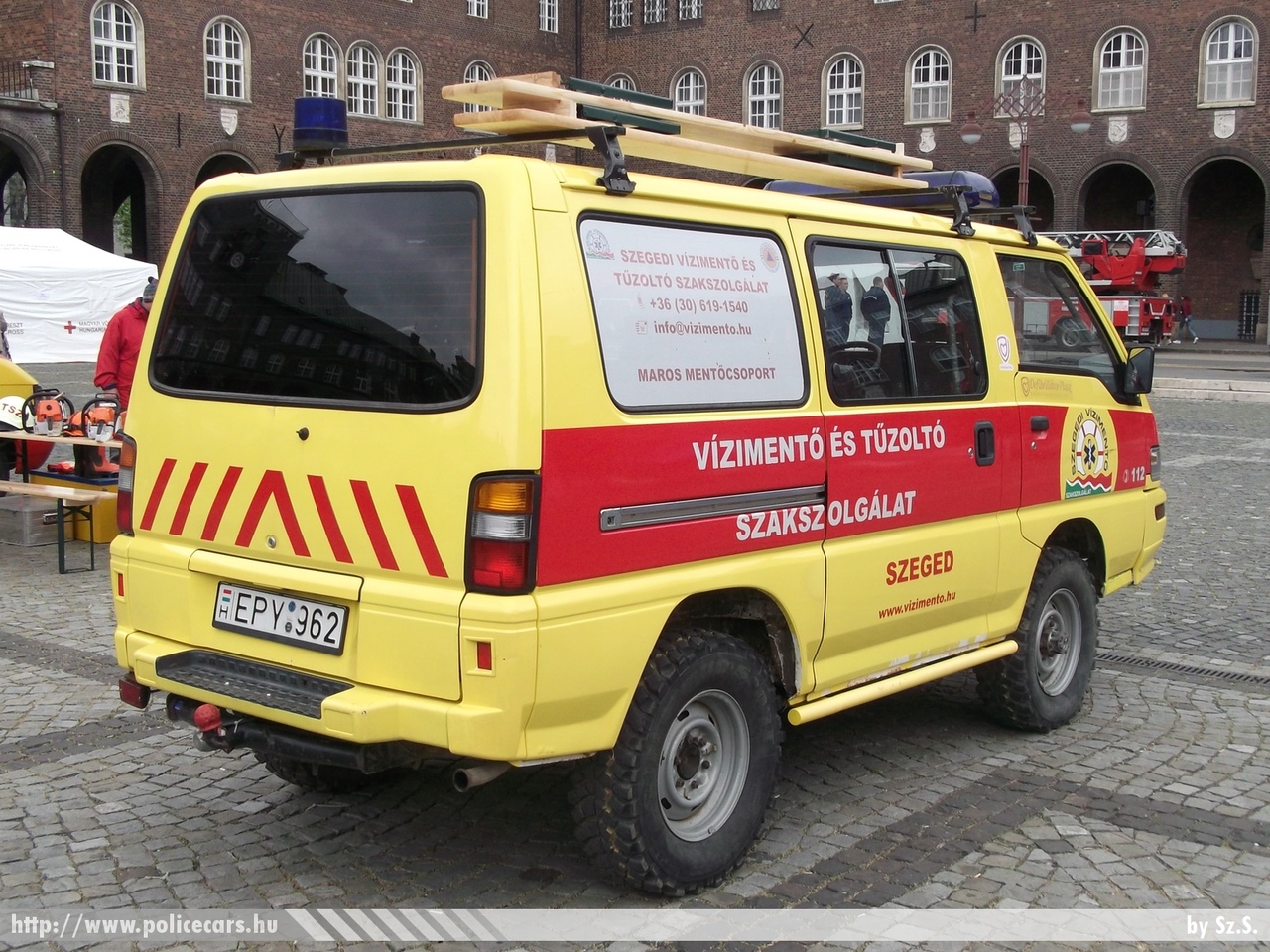 Mitsubishi L300, Szegedi Vízimentõ és Tûzoltó Szakszolgálat, fotó: Sz.S.
Keywords: magyar Magyarország speciális mentők vízimentők EPY-962 Hungary hungarian special water rescue