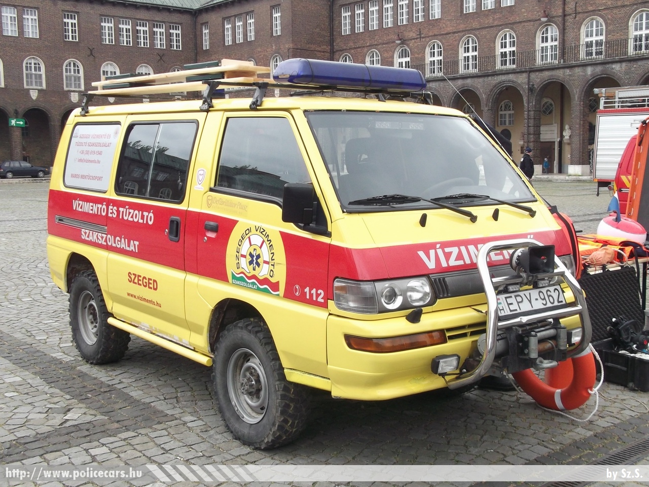 Mitsubishi L300, Szegedi Vízimentõ és Tûzoltó Szakszolgálat, fotó: Sz.S.
Keywords: magyar Magyarország speciális mentők vízimentők EPY-962 Hungary hungarian special water rescue