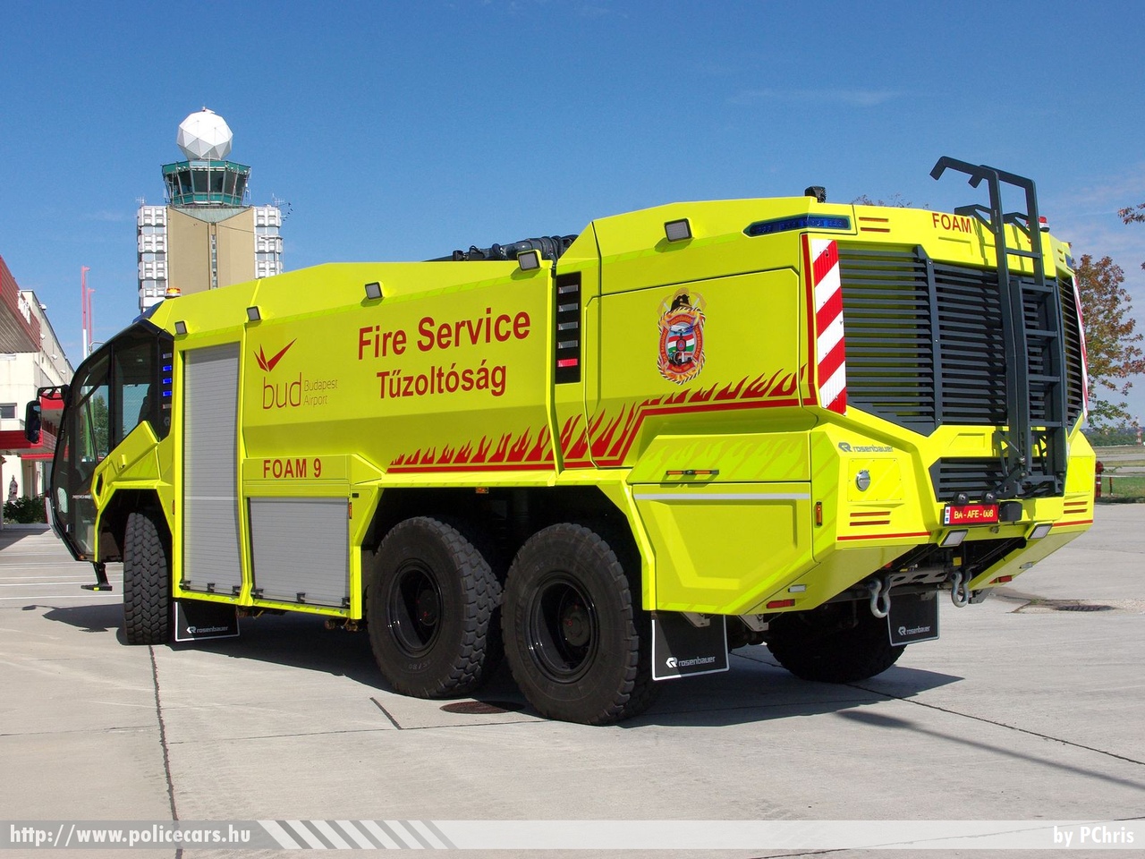 Rosenbauer Panther, Fõvárosi Katasztrófavédelmi Igazgatóság, Dél-pesti Katasztrófavédelmi Kirendeltség, Repülõtéri Tûzoltóparancsnokság, fotó: PChris
Keywords: fire tûzoltóautó tûzoltóság tûzoltó magyar Magyarország katasztrófavédelem firetruck Hungary hungarian