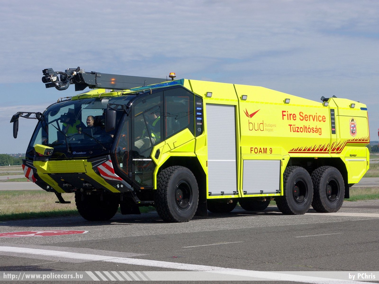 Rosenbauer Panther, Fõvárosi Katasztrófavédelmi Igazgatóság, Dél-pesti Katasztrófavédelmi Kirendeltség, Repülõtéri Tûzoltóparancsnokság, fotó: PChris
Keywords: fire tûzoltóautó tûzoltóság tûzoltó magyar Magyarország katasztrófavédelem firetruck Hungary hungarian
