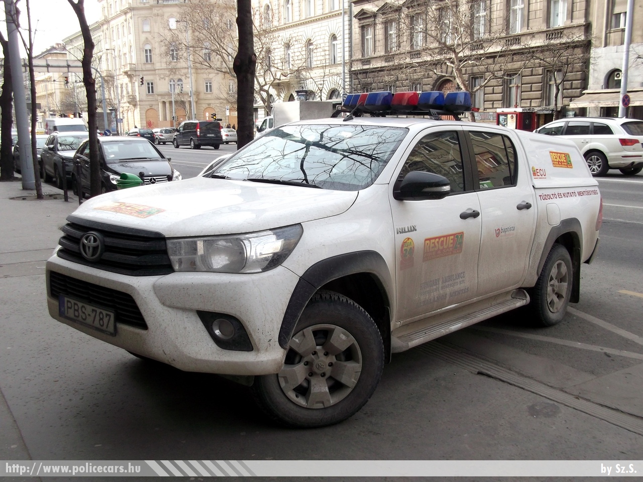 Toyota Hilux, Rescue24 Tûzoltó és Kutató-Mentõ Nemzetközi Csoport, fotó: Sz.S.
Keywords: PBS-787 magyar Magyarország mentő mentőautó Hungary hungarian ambulance 
