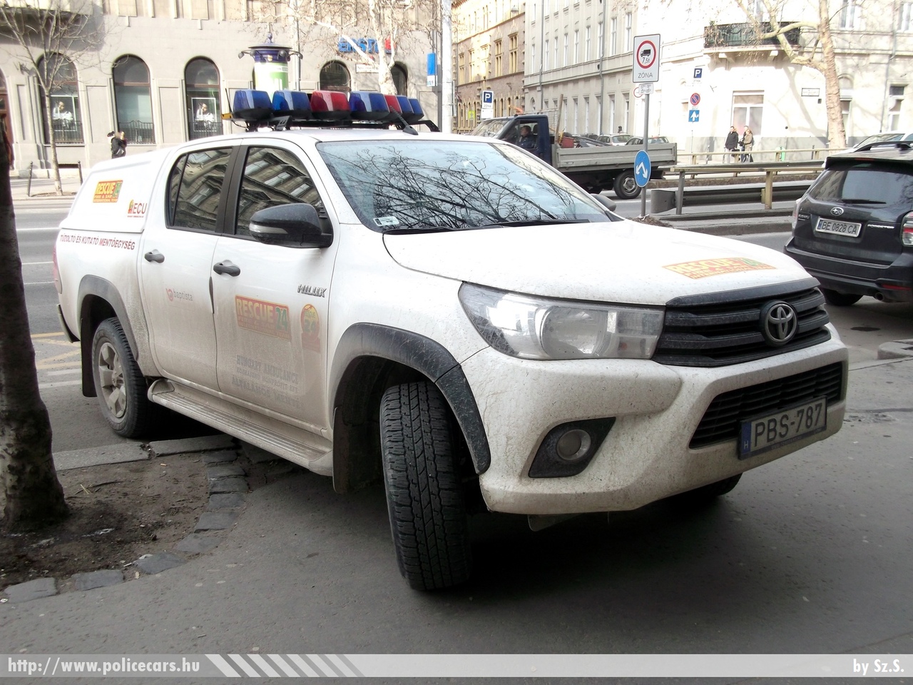 Toyota Hilux, Rescue24 Tûzoltó és Kutató-Mentõ Nemzetközi Csoport, fotó: Sz.S.
Keywords: PBS-787 magyar Magyarország mentő mentőautó Hungary hungarian ambulance 