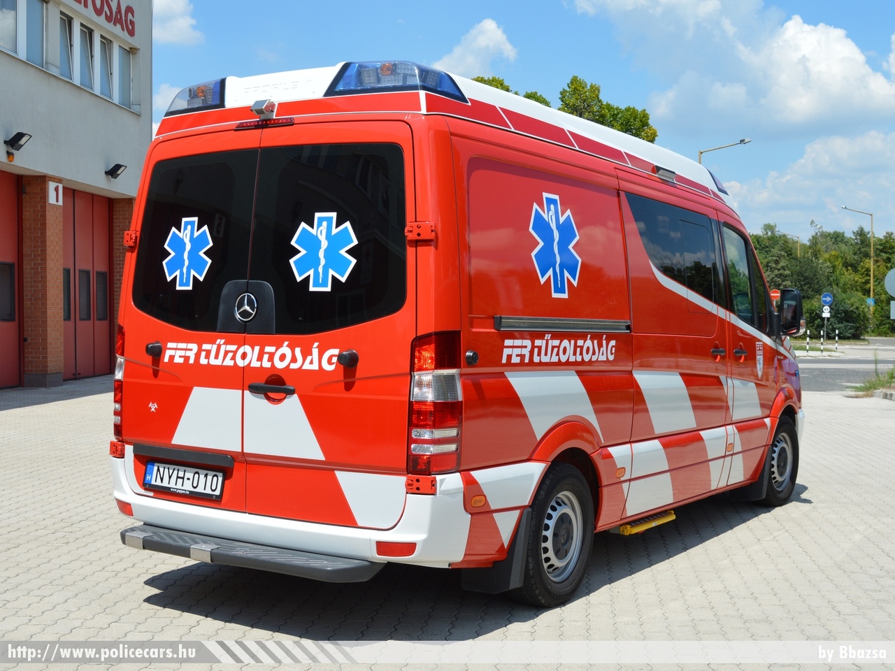 Mercedes-Benz Sprinter Profile Genios, [url=http://www.fer.hu/]FER Tûzoltóság[/url], Százhalombatta, fotó: Bbazsa
Keywords: NYH-010 létesítményi tûzoltó tûzoltóautó tûzoltóság magyar Magyarország fire firetruck Hungary hungarian mentő mentőautó ambulance