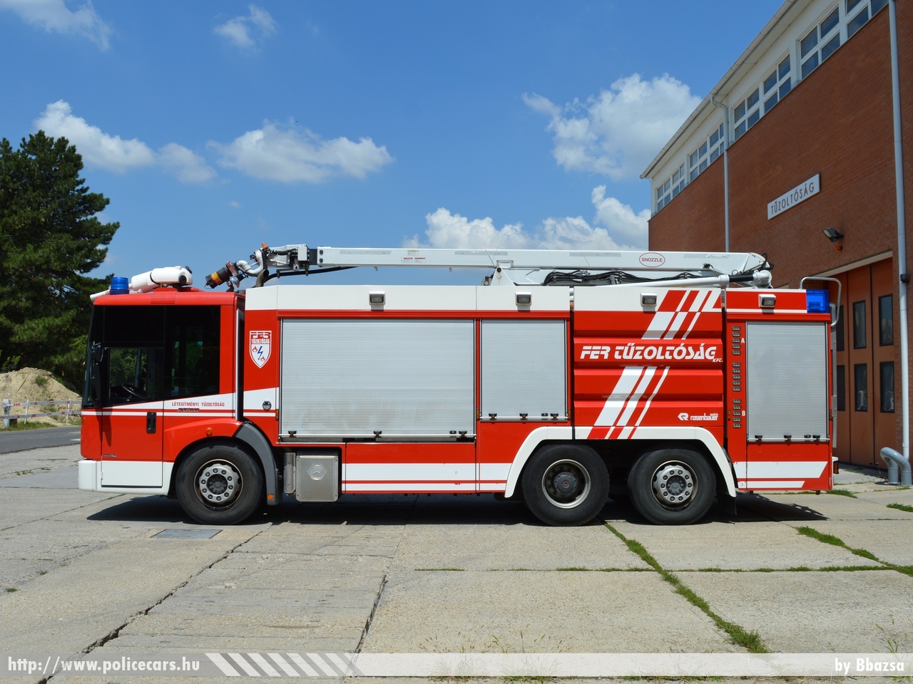 Mercedes Econic 2633 Rosenbauer ULF 4000/1500/1500 HRET, [url=http://www.fer.hu/]FER Tûzoltóság[/url], Százhalombatta, fotó: Bbazsa
Keywords: létesítményi tûzoltó tûzoltóautó tûzoltóság magyar Magyarország fire firetruck Hungary hungarian LMG-398