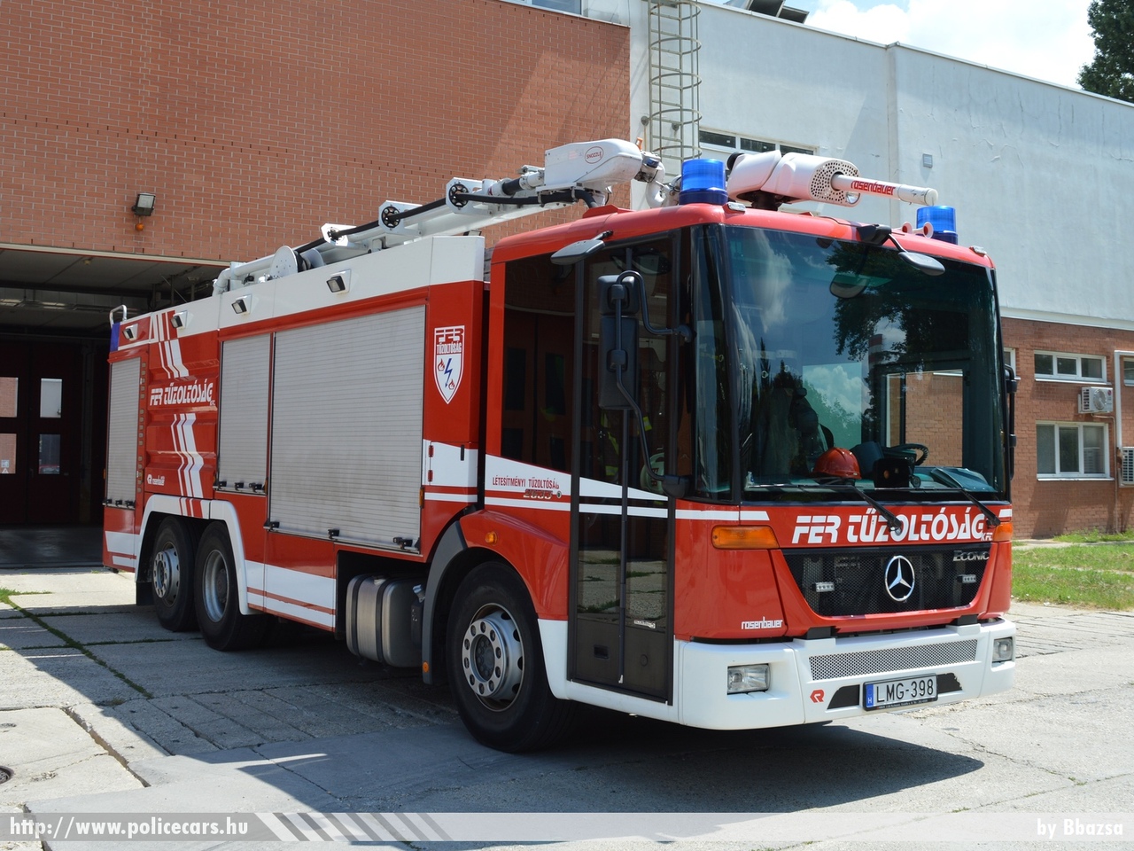 Mercedes Econic 2633 Rosenbauer ULF 4000/1500/1500 HRET, [url=http://www.fer.hu/]FER Tûzoltóság[/url], Százhalombatta, fotó: Bbazsa
Keywords: létesítményi tûzoltó tûzoltóautó tûzoltóság magyar Magyarország fire firetruck Hungary hungarian LMG-398