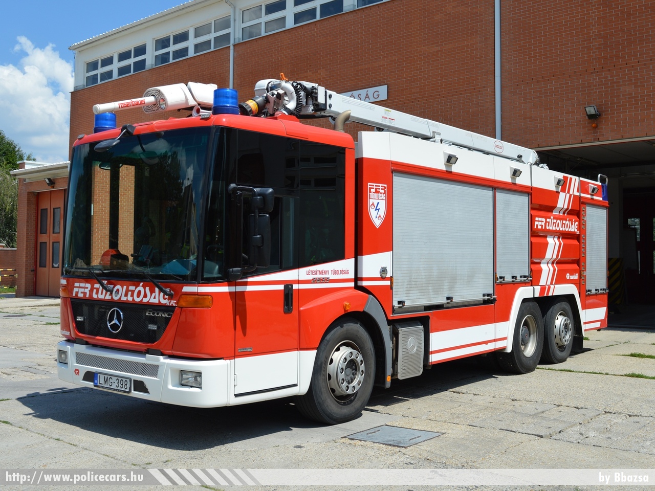 Mercedes Econic 2633 Rosenbauer ULF 4000/1500/1500 HRET, [url=http://www.fer.hu/]FER Tûzoltóság[/url], Százhalombatta, fotó: Bbazsa
Keywords: létesítményi tûzoltó tûzoltóautó tûzoltóság magyar Magyarország fire firetruck Hungary hungarian LMG-398