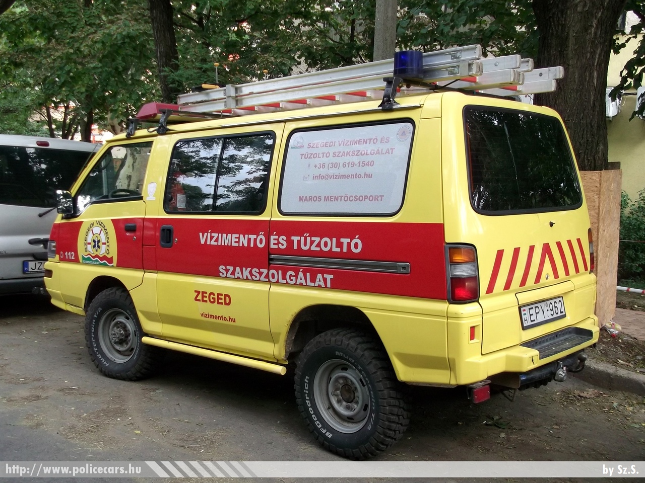 Mitsubishi L300, Szegedi Vízimentõ és Tûzoltó Szakszolgálat, fotó: Sz.S.
Keywords: magyar Magyarország speciális mentők Hungary hungarian special rescue ambulance mentők EPY-962