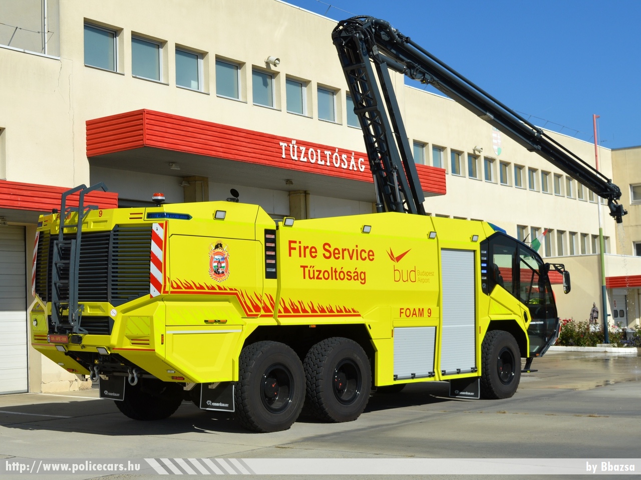 Rosenbauer Panther, Fõvárosi Katasztrófavédelmi Igazgatóság, Dél-pesti Katasztrófavédelmi Kirendeltség, Repülõtéri Tûzoltóparancsnokság, fotó: Bbazsa
Keywords: tûzoltóautó tûzoltó tûzoltóság magyar Magyarország katasztrófavédelem fire firetruck Hungary hungarian 