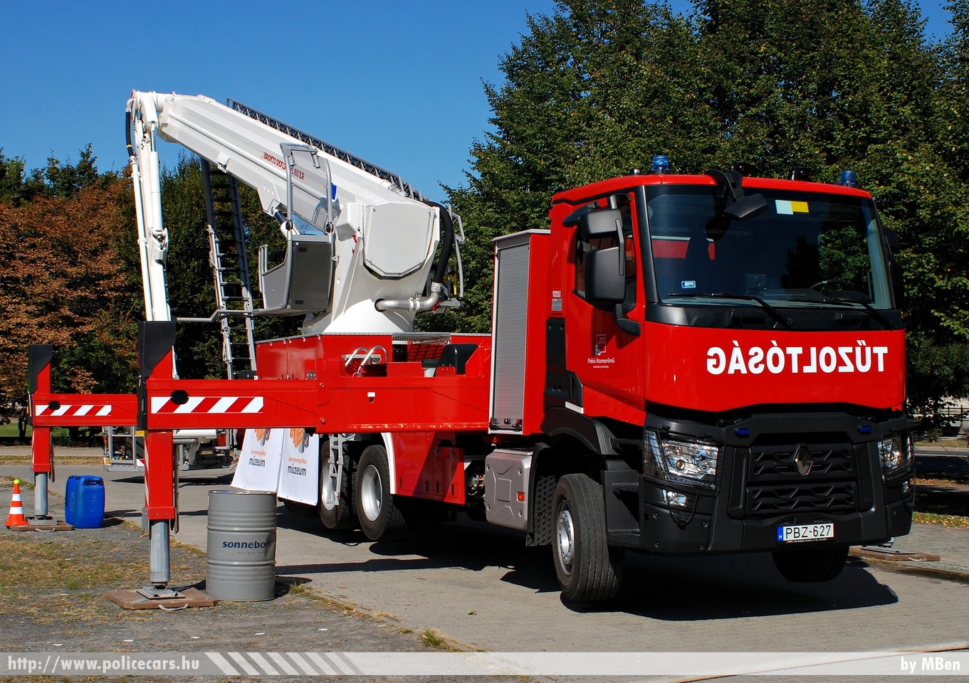 Renault Bronto Skylift FL60XR, [url=http://www.atomix.hu/atu]Atomix Kft. Paksi Atomerõmû Tûzoltóság[/url], fotó: MBen
Keywords: létesítményi tûzoltó tûzoltóautó tûzoltóság magyar Magyarország fire firetruck Hungary hungarian PBZ-627