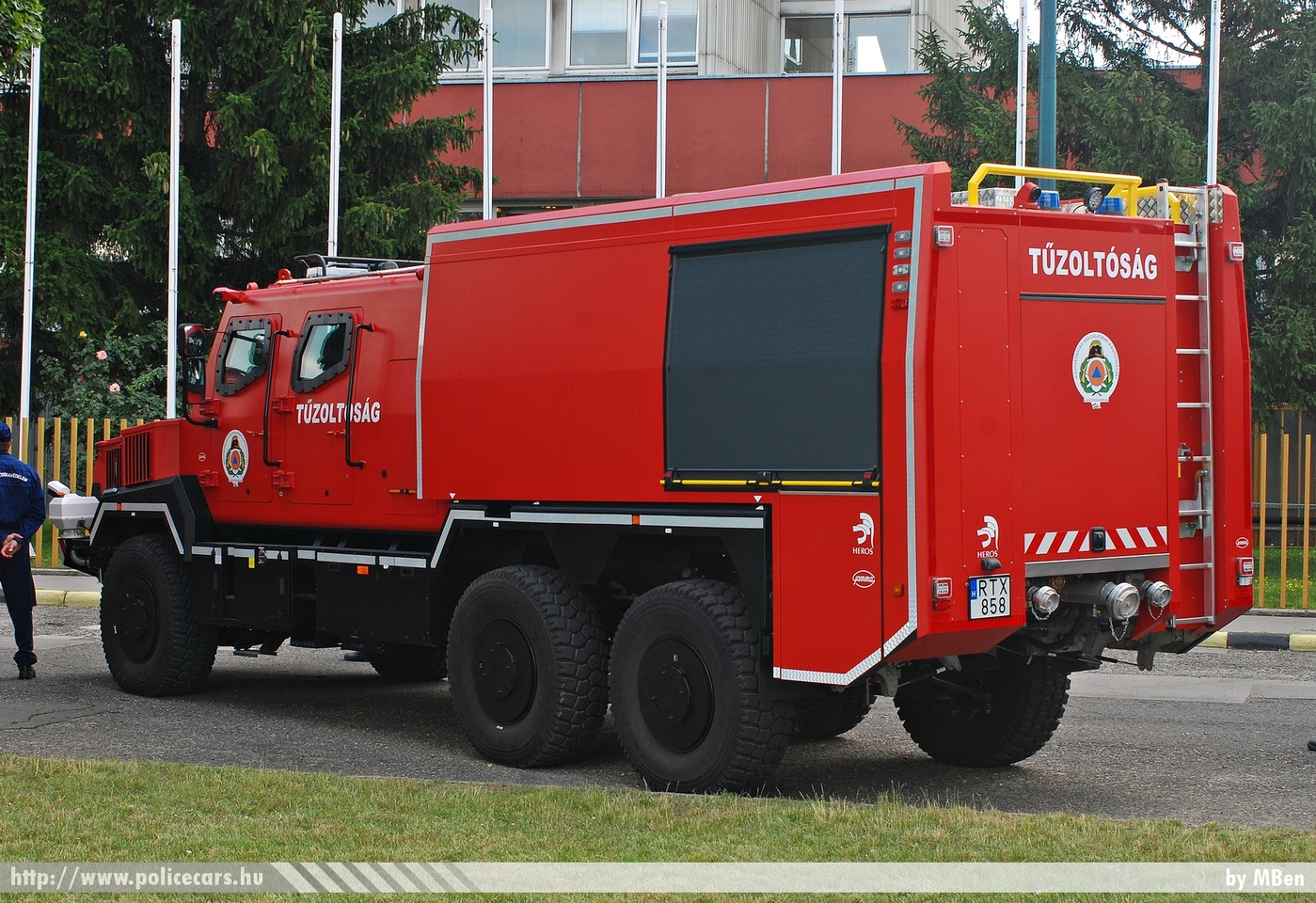 Komondor RDO4336, Csongrád-Csanád Megyei Katasztrófavédelmi Igazgatóság, Szegedi Hivatásos Tûzoltóparancsnokság, fotó: MBen
Keywords: tûzoltóautó tûzoltó tûzoltóság magyar Magyarország katasztrófavédelem fire firetruck Hungary hungarian RTX-858