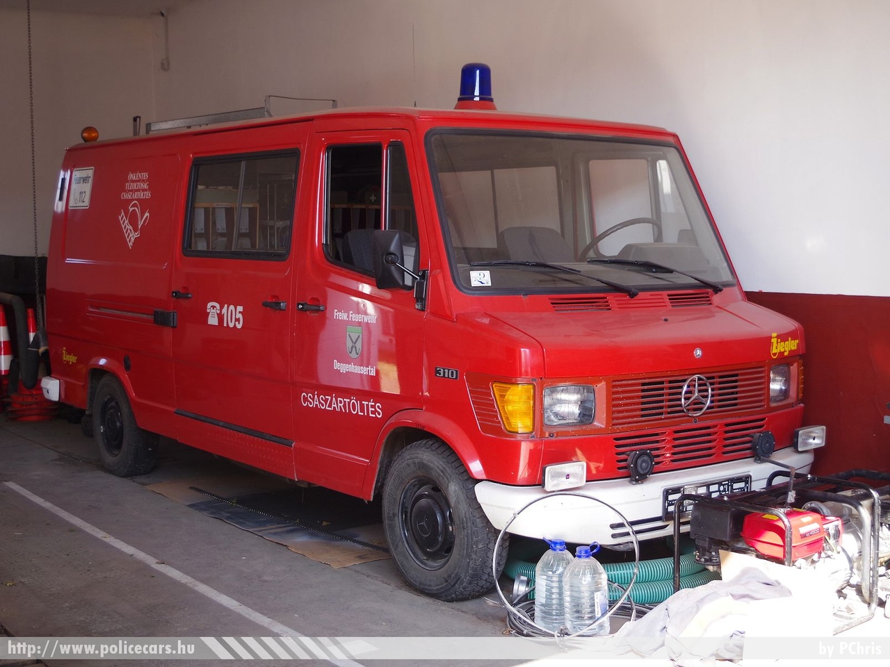 Mercedes 310 Császártöltési Önkéntes Tûzoltó Egyesület, fotó: PChris
Keywords: tûzoltó tûzoltóautó tûzoltóság magyar Magyarország ÖTE hungarian Hungary fire firetruck