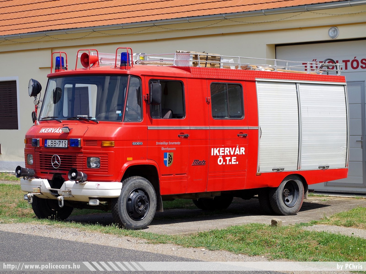 Mercedes 608D Metz, Ikervár Község Önkéntes Tûzoltó Egyesülete, fotó: PChris
Keywords: tûzoltó tûzoltóautó tûzoltóság magyar Magyarország ÖTE hungarian Hungary fire firetruck LBB-719