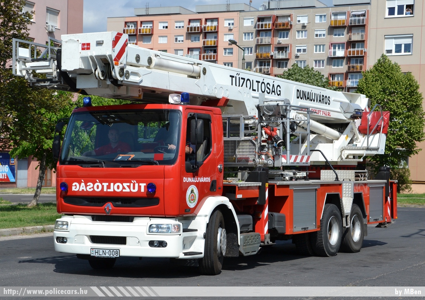 Renault Premium 420 Bronto Skylift F42 RL, Dunaújvárosi Hivatásos Tûzoltóparancsnokság, fotó: MBen
Keywords: tûzoltóautó tûzoltó tûzoltóság magyar Magyarország katasztrófavédelem fire firetruck Hungary hungarian HLN-008