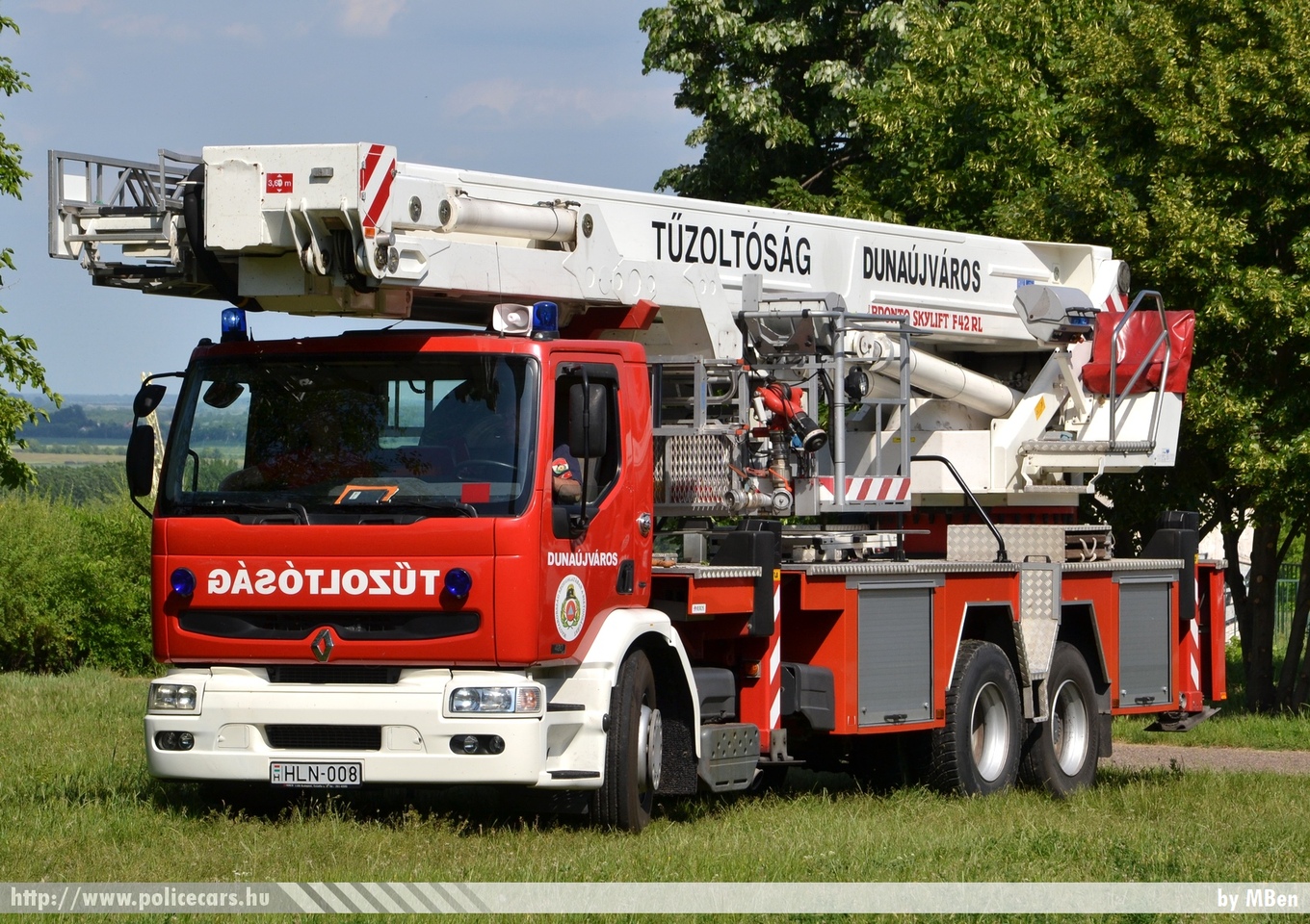 Renault Premium 420 Bronto Skylift F42 RL, Dunaújvárosi Hivatásos Tûzoltóparancsnokság, fotó: MBen
Keywords: tûzoltóautó tûzoltó tûzoltóság magyar Magyarország katasztrófavédelem fire firetruck Hungary hungarian HLN-008