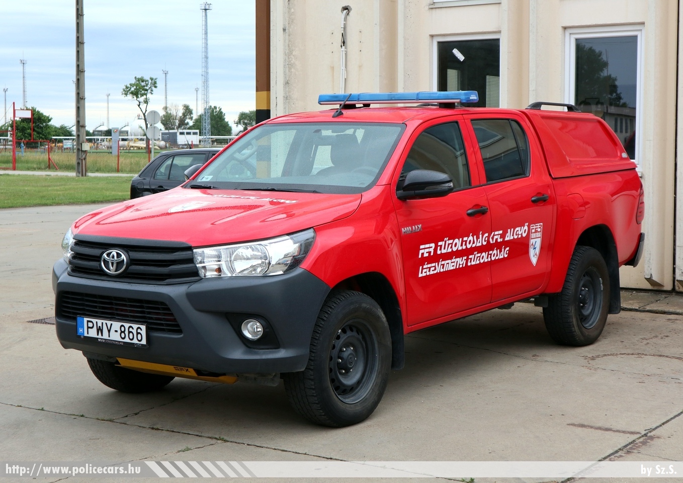 Toyota Hilux, FER Tûzoltóság Kft. Algyõ, fotó: Sz.S.
Keywords: létesítményi tûzoltó tûzoltóautó tûzoltóság magyar Magyarország fire firetruck Hungary hungarian PWY-866