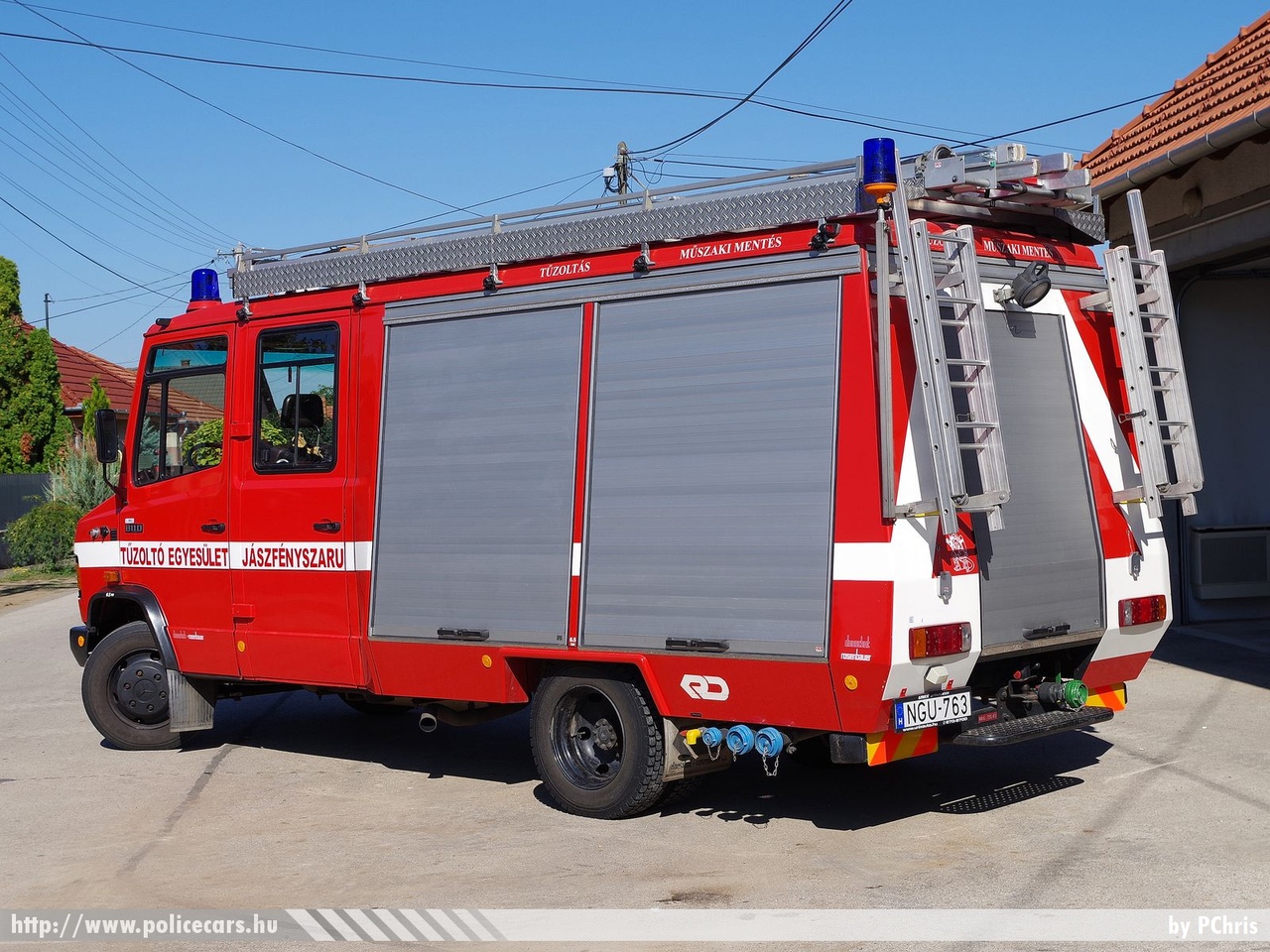 Mercedes 811D, Tûzoltó Egyesület Jászfényszaru, fotó: PChris
Keywords: tûzoltó tûzoltóautó tûzoltóság magyar Magyarország ÖTE hungarian Hungary fire firetruck NGU-763