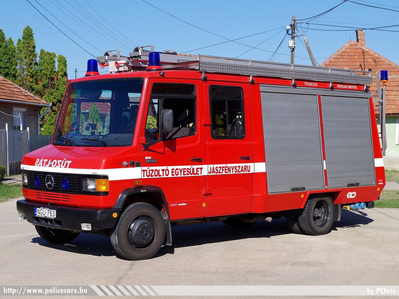 Mercedes 811D, Tûzoltó Egyesület Jászfényszaru, fotó: PChris
Keywords: tûzoltó tûzoltóautó tûzoltóság magyar Magyarország ÖTE hungarian Hungary fire firetruck NGU-763