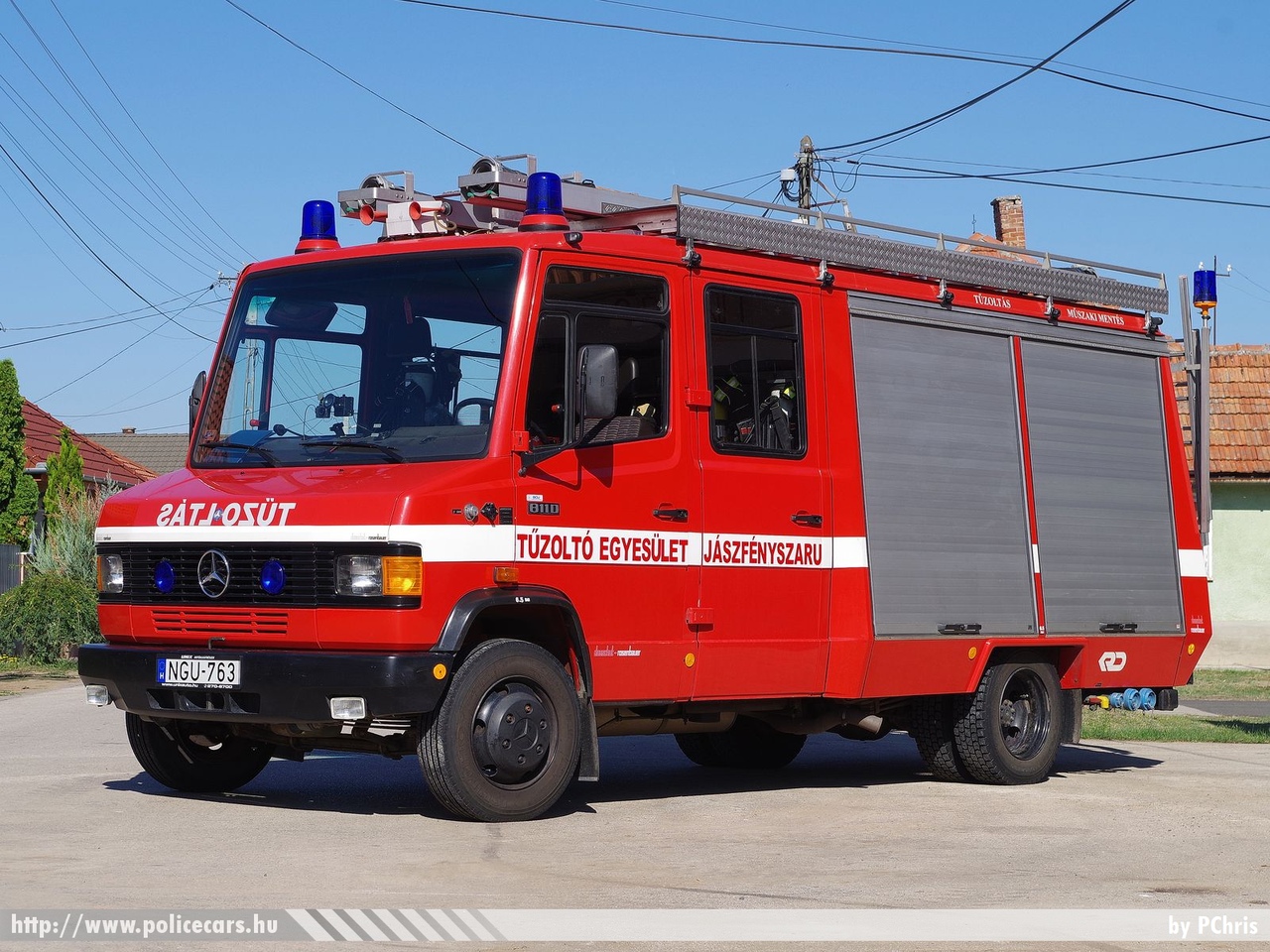 Mercedes 811D, Tûzoltó Egyesület Jászfényszaru, fotó: PChris
Keywords: tûzoltó tûzoltóautó tûzoltóság magyar Magyarország ÖTE hungarian Hungary fire firetruck NGU-763