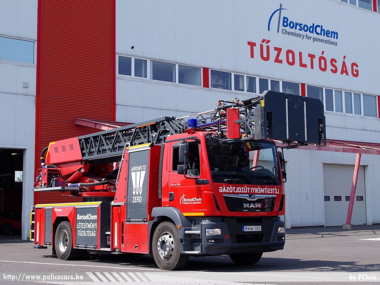 MAN TGM 18.290 Rosenbauer L32A XS, Borsodchem Zrt., fotó: PChris
Keywords: létesítményi tûzoltó tûzoltóautó tûzoltóság magyar Magyarország fire firetruck Hungary hungarian RKW-160