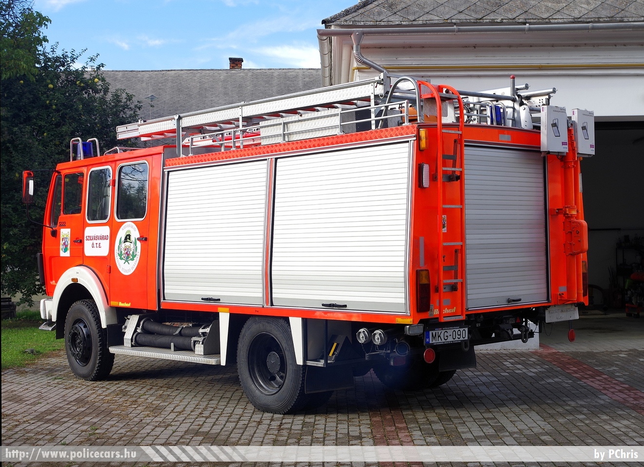 Mercedes 1222, Önkéntes Tűzoltó Egyesület Szilvásvárad, fotó: PChris
Keywords: tűzoltó tűzoltóautó tűzoltóság magyar Magyarország ÖTE hungarian Hungary fire firetruck MKG-090