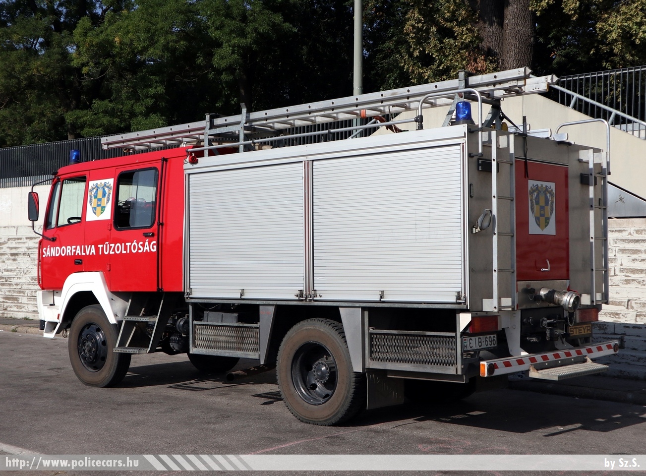 Steyr 13s23, Sándorfalva Nagyközség Önkéntes Tűzoltó Egyesület fotó: Sz.S.
Keywords: tűzoltó tűzoltóautó tűzoltóság magyar Magyarország ÖTE hungarian Hungary fire firetruck CIB-696