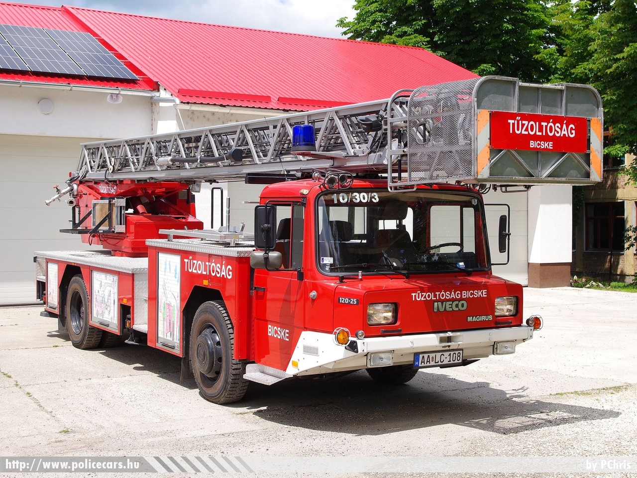 Iveco-Magirus 120-25 DLK 23-12, Bicskei Önkormányzati Tűzoltóság, fotó: PChris
Keywords: tûzoltó tûzoltóautó tûzoltóság magyar Magyarország ÖTP hungarian Hungary fire firetruck AALC-108