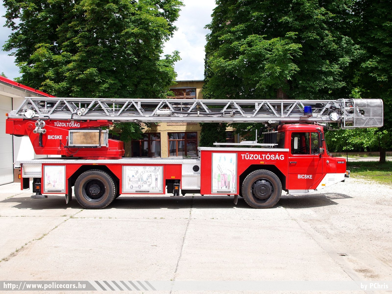Iveco-Magirus 120-25 DLK 23-12, Bicskei Önkormányzati Tűzoltóság, fotó: PChris
Keywords: tûzoltó tûzoltóautó tûzoltóság magyar Magyarország ÖTP hungarian Hungary fire firetruck AALC-108