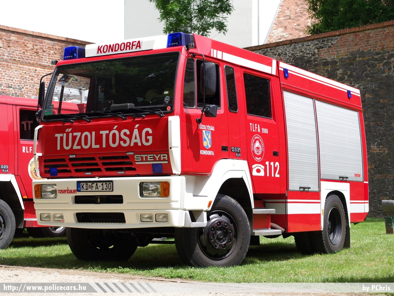 Steyr 13S21 4x4 TLFA 2000 Rosenbauer, Önkéntes Tűzoltó Egyesület Kondorfa, fotó: PChris
Keywords: ÖTE magyar Magyarország tűzoltó tűzoltóautó tűzoltóság Hungary hungarian fire firetruck KDFA-130