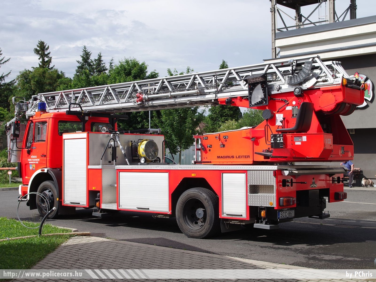 Mercedes-Benz 1425 Magirus DLK 23-12, Kőszegi Önkormányzati Tűzoltóság, fotó: PChris
Keywords: tûzoltó tûzoltóautó tûzoltóság magyar Magyarország ÖTP hungarian Hungary fire firetruck SCC-861