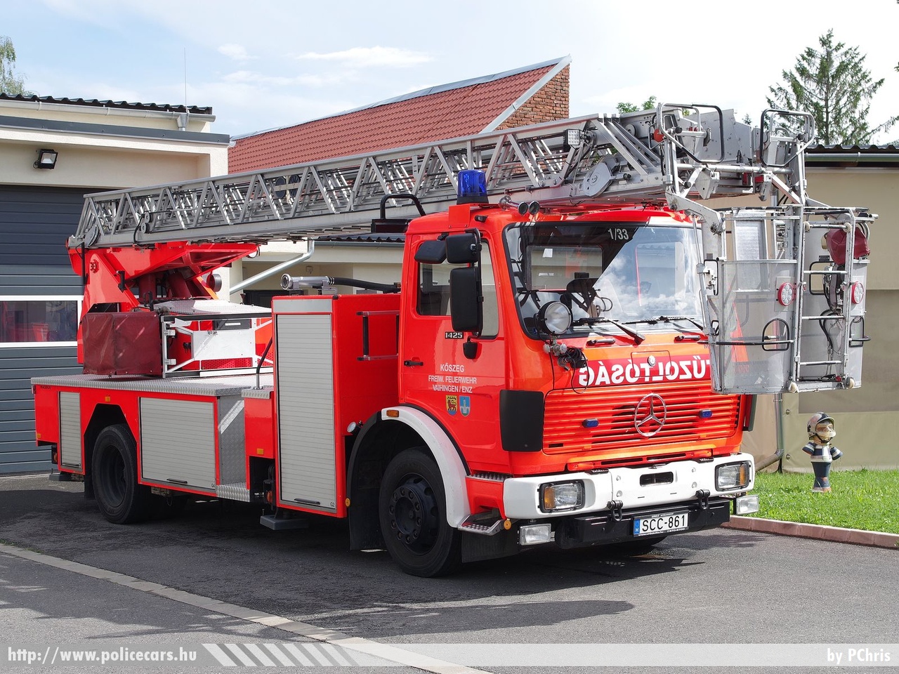 Mercedes-Benz 1425 Magirus DLK 23-12, Kőszegi Önkormányzati Tűzoltóság, fotó: PChris
Keywords: tûzoltó tûzoltóautó tûzoltóság magyar Magyarország ÖTP hungarian Hungary fire firetruck SCC-861