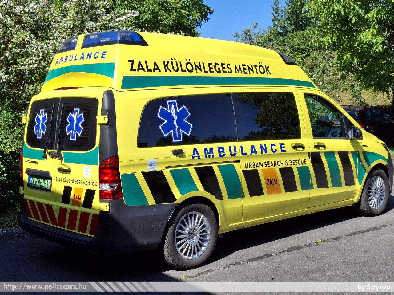 Mercedes eVito Tourer, Zala Különleges Mentők és Önkéntes Tűzoltó Egyesület, fotó: Sztyopa
Keywords: ÖTE magyar Magyarország tűzoltó tűzoltóautó tűzoltóság Hungary hungarian fire firetruck ZKMMED-1 ambulance mentő mentőautó