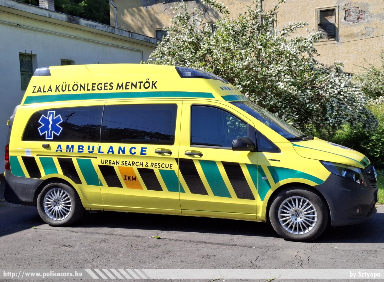 Mercedes eVito Tourer, Zala Különleges Mentők és Önkéntes Tűzoltó Egyesület, fotó: Sztyopa
Keywords: ÖTE magyar Magyarország tűzoltó tűzoltóautó tűzoltóság Hungary hungarian fire firetruck ZKMMED-1 ambulance mentő mentőautó