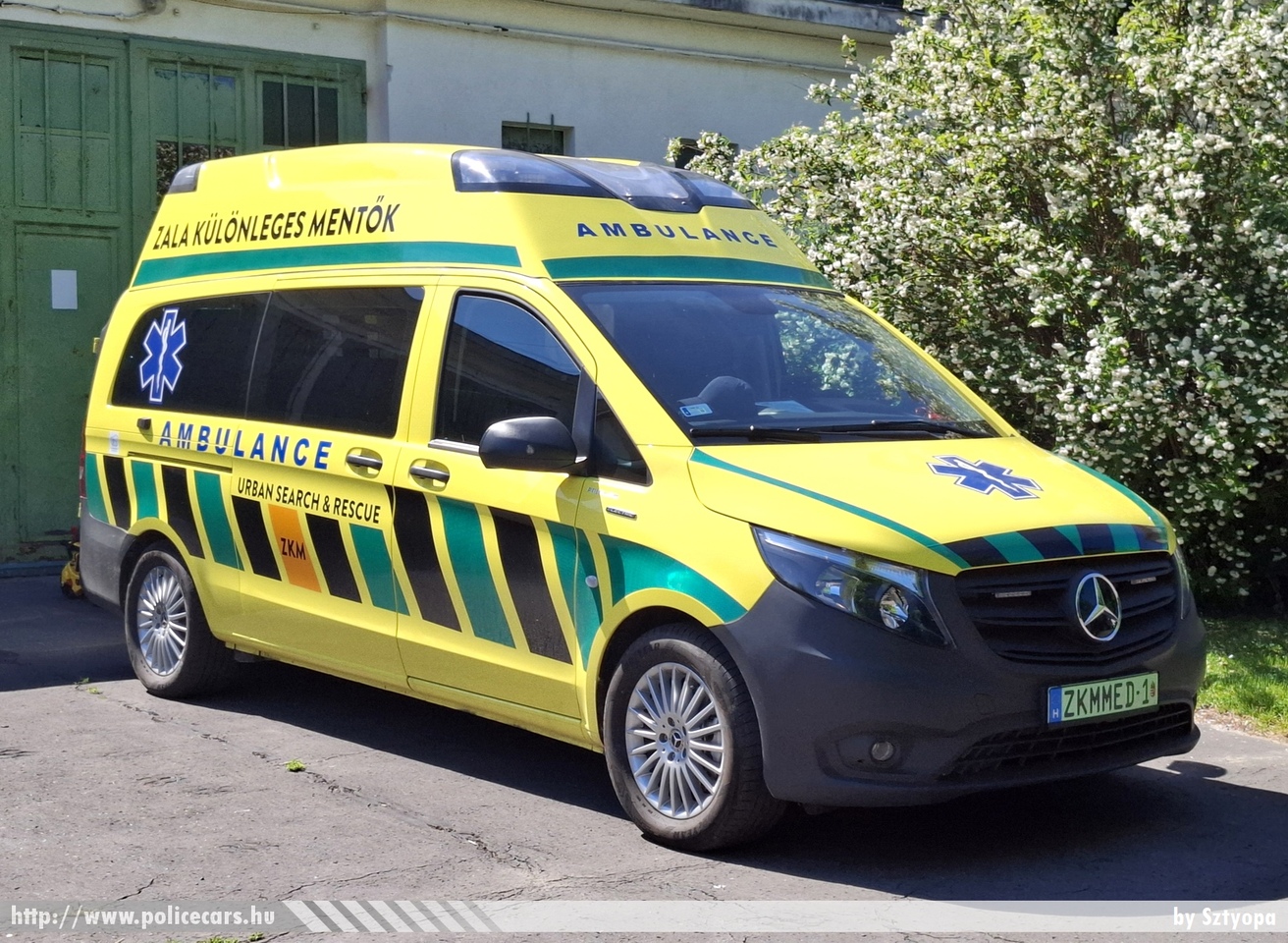 Mercedes eVito Tourer, Zala Különleges Mentők és Önkéntes Tűzoltó Egyesület, fotó: Sztyopa
Keywords: ÖTE magyar Magyarország tűzoltó tűzoltóautó tűzoltóság Hungary hungarian fire firetruck ZKMMED-1 ambulance mentő mentőautó