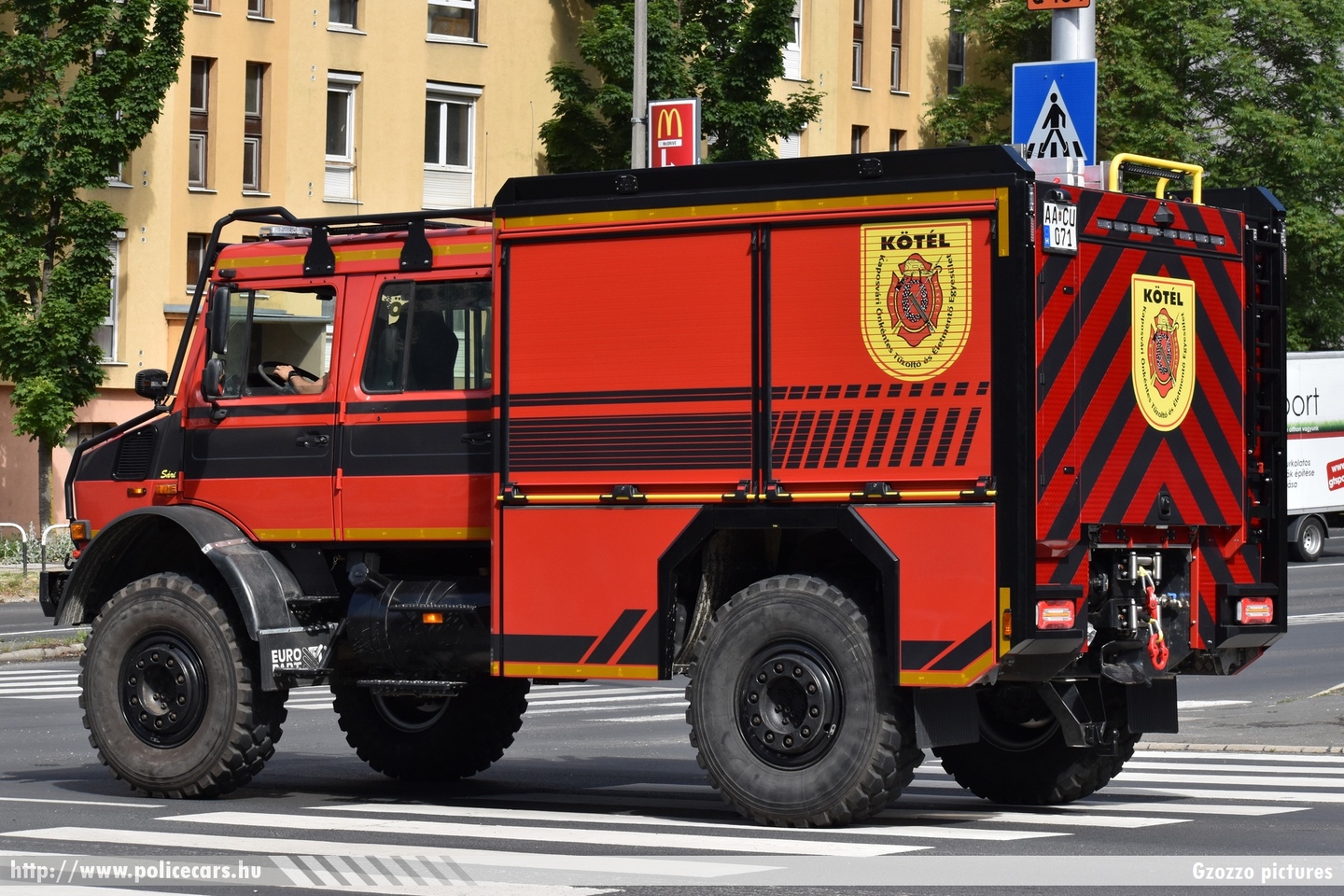 Mercedes Unimog U5000, "KÖTÉL" Kaposvári Önkéntes Tűzoltó és Életmentő Egyesület, fotó: Gzozzo pictures
Keywords: ÖTE magyar Magyarország tűzoltó tűzoltóautó tűzoltóság Hungary hungarian fire firetruck AACU-071