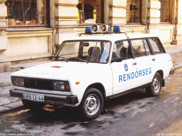 Lada VAZ 2104, fotó: Berzenkó Péter
Keywords: rendőr rendőrautó rendőrség magyar Magyarország vaz RB12-44