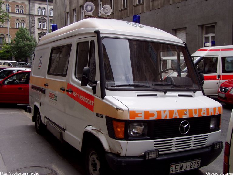 Mercedes-Benz 210, Budapest, Országos Mentõszolgálat, fotó: Gzozzo pictures
Keywords: OMSZ mentő magyar magyarország mentőautó EWJ-875