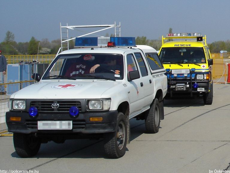Toyota Hilux, Mitsubishi L-300, Szolnoki Önkéntes Mentõ- és Kutatóegység, fotó: Önkéntes
Keywords: mentő magyar magyarország mentőautó