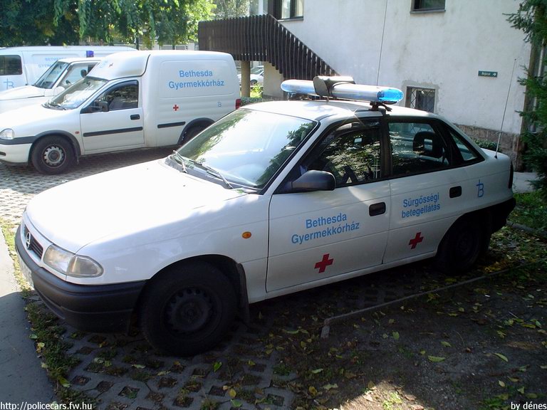Opel Astra F Sedan, Budapest, Bethesda Gyermekkórház, fotó: dénes
Keywords: mentő magyar Magyarország mentőautó HAA-936
