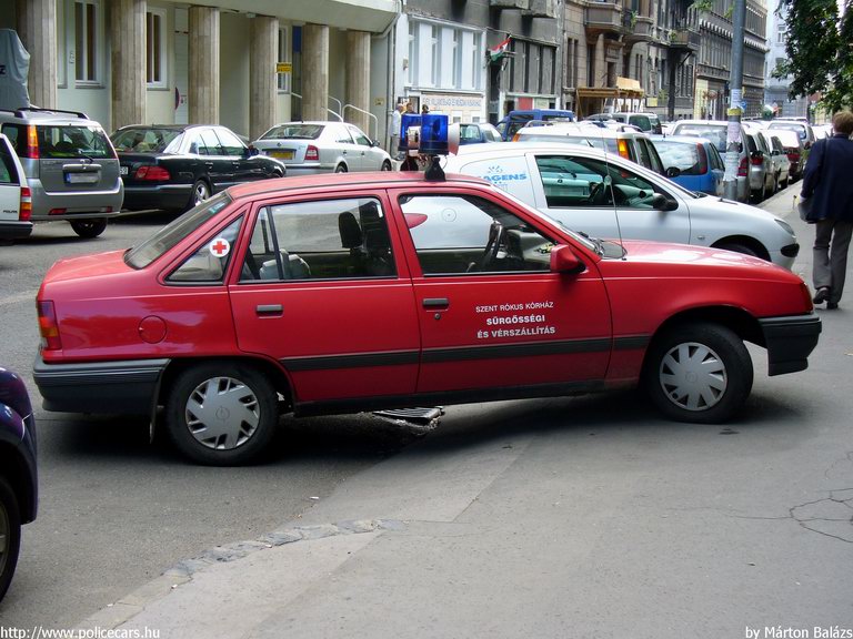 Opel Kadett, Budapest, Szent Rókus Kórház, fotó: Márton Balázs
Keywords: mentő magyar magyarország mentőautó