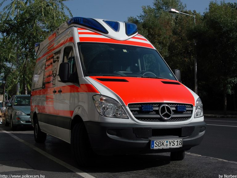 Mercedes-Benz Sprinter II 315 CDI, a Szemem Fénye Alapítvány tervezett autója, fotó: Norbee
Keywords: mentő magyar Magyarország mentőautó
