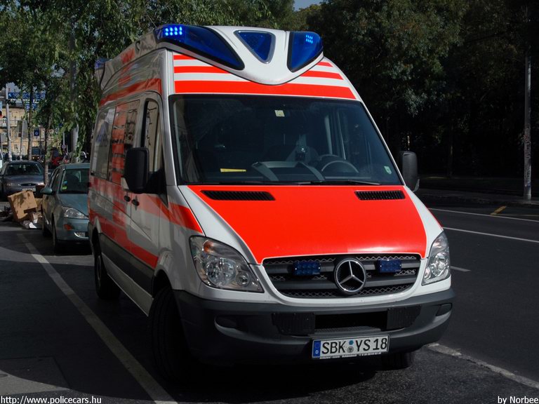 Mercedes-Benz Sprinter II 315 CDI, a Szemem Fénye Alapítvány tervezett autója, fotó: Norbee
Keywords: mentő magyar Magyarország mentőautó