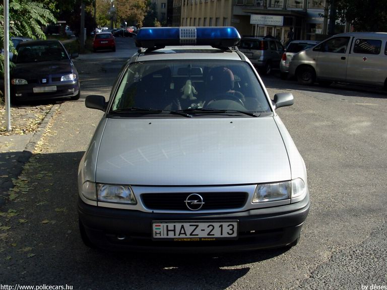 Opel Astra F Caravan, fotó: dénes
Keywords: mentő magyar Magyarország mentőautó HAZ-213